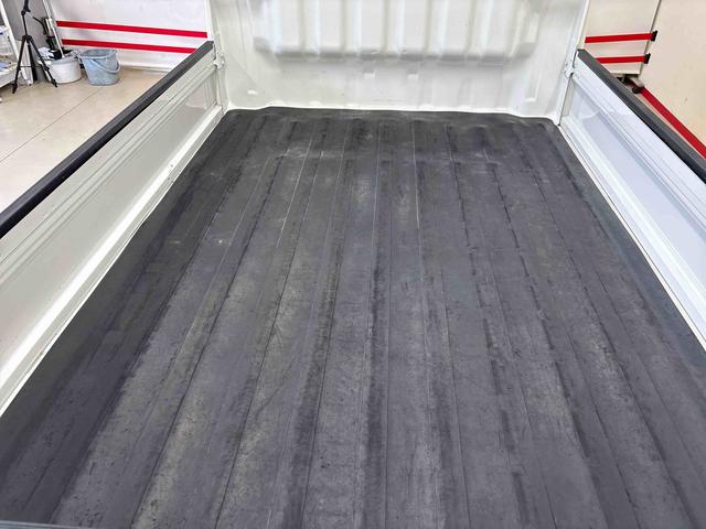 ハイゼットトラック ＥＸＴ　パートタイム４ＷＤ　純正ＣＤ　マニュアルエアコン　ハロゲンヘッドライト／フォグランプ　キーレスエントリー　デフロック　荷台作業灯　ストロング防錆　パワーウィンドウ　テールゲートチェーン（52枚目）