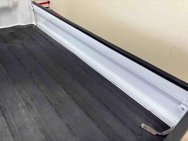 ハイゼットトラック ＥＸＴ　パートタイム４ＷＤ　純正ＣＤ　マニュアルエアコン　ハロゲンヘッドライト／フォグランプ　キーレスエントリー　デフロック　荷台作業灯　ストロング防錆　パワーウィンドウ　テールゲートチェーン（53枚目）