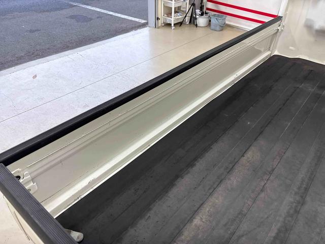 ハイゼットトラック ＥＸＴ　パートタイム４ＷＤ　純正ＣＤ　マニュアルエアコン　ハロゲンヘッドライト／フォグランプ　キーレスエントリー　デフロック　荷台作業灯　ストロング防錆　パワーウィンドウ　テールゲートチェーン（54枚目）