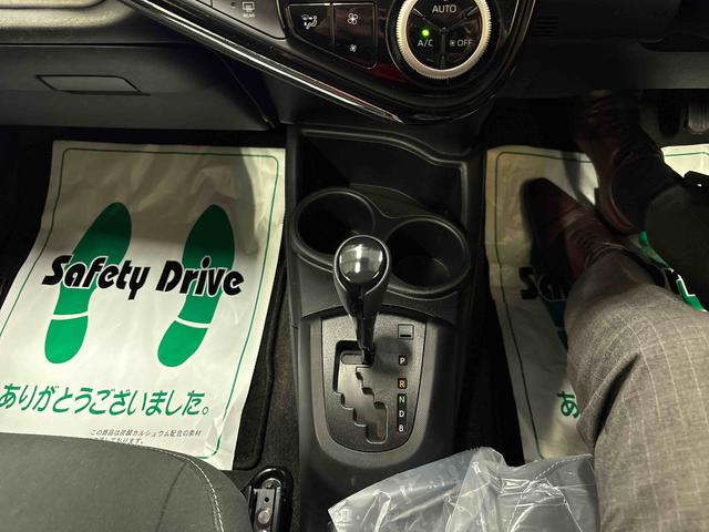 アクア Ｓスタイルブラック　純正ナビ　ドライブレコーダー　リモコンエンジンスターター　ＬＥＤヘッドライト／フォグランプ　オートエアコン／ライト／ハイビーム　フロントシールドディアイサー　電動格納ドアミラー　コーナーセンサー（11枚目）