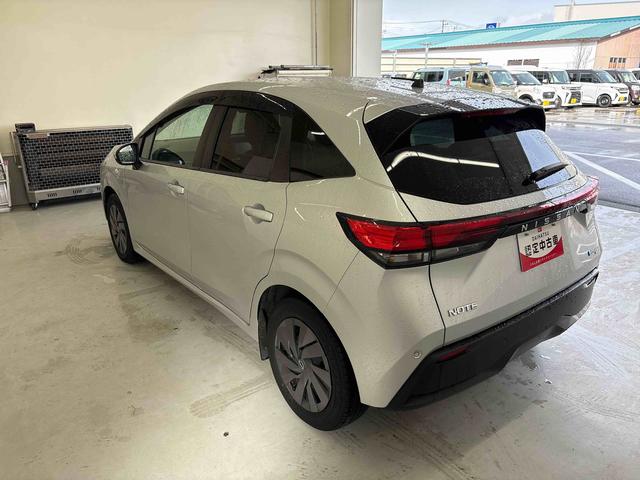 ノート Ｓ　ＦＯＵＲ　４ＷＤ　ナビ（社外品）　ＥＴＣ　ハロゲンヘッドライト　電動パーキングブレーキ　オートエアコン／ライト　電動格納ドアミラー　ハンドルヒーター　運転席・助手席シートヒーター　チルトステアリング（9枚目）