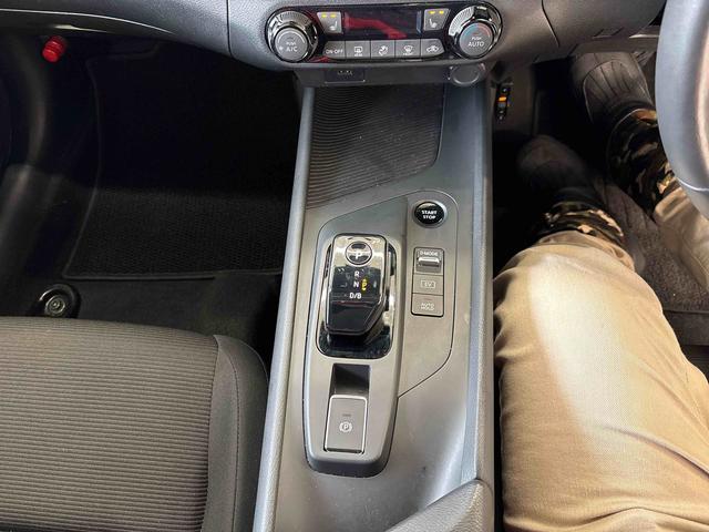 ノート Ｓ　ＦＯＵＲ　４ＷＤ　ナビ（社外品）　ＥＴＣ　ハロゲンヘッドライト　電動パーキングブレーキ　オートエアコン／ライト　電動格納ドアミラー　ハンドルヒーター　運転席・助手席シートヒーター　チルトステアリング（11枚目）