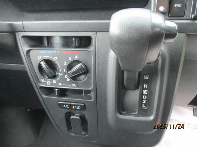 ピクシスバン クルーズターボ　ＳＡＩＩＩ　４ＷＤ　キーレス　純正ナビテレビ　ＬＥＤヘッドライト　ＥＴＣ　リアヒーター　電動格納ミラー　スマートアシスト（6枚目）