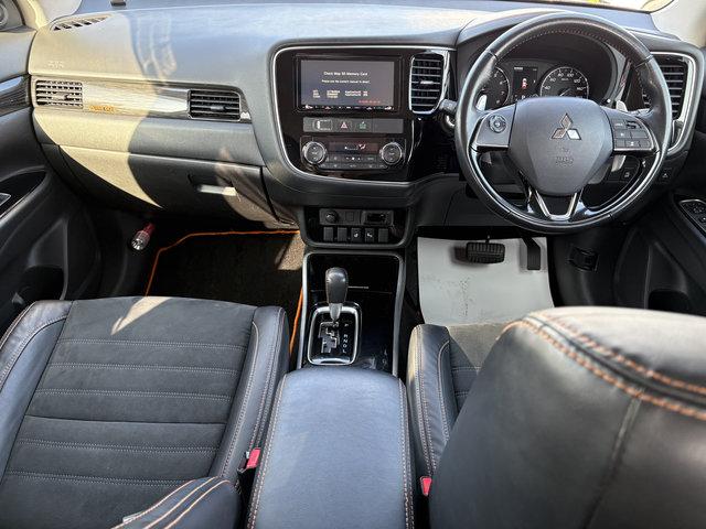 アウトランダー アクティブギア 4WD LED 外メモリーナビ フルセグTV 外フリップダウンモニタ 外ETC バックカメラ パーキングアシスト スマートキー(9枚目)