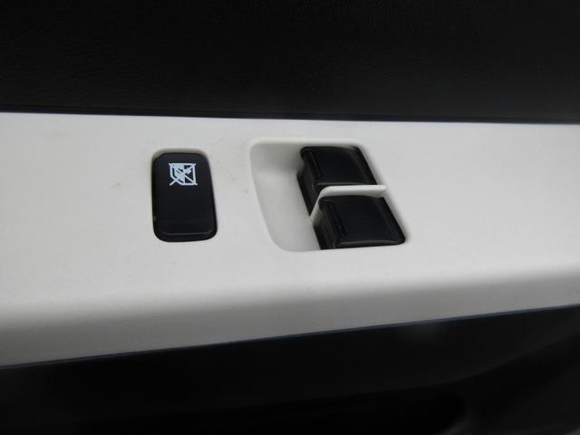 アルト Ｆ　４ＷＤ　エアコン　パワステ　パワーウインドウ　運転席エアバッグ　助手席エアバッグ　ＡＢＳ　横滑り防止装置　キーレス　ＣＤ（11枚目）