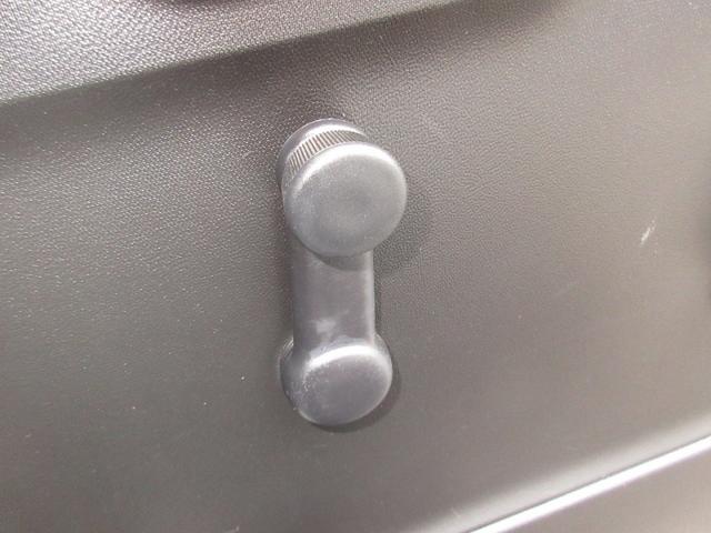 アルト Ｆ　４ＷＤ　エアコン　パワステ　パワーウインドウ　運転席エアバッグ　助手席エアバッグ　ＡＢＳ　横滑り防止装置　キーレス　ＣＤ（17枚目）