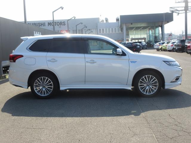 アウトランダーＰＨＥＶ Ｇプラスパッケージ　４ＷＤ　Ｅ－アシスト　運電動シート　前席シートヒータ　電動リアゲート　ＬＥＤ　純メモリーナビ　外ＥＴＣ　バックカメラ　スマートキー（4枚目）