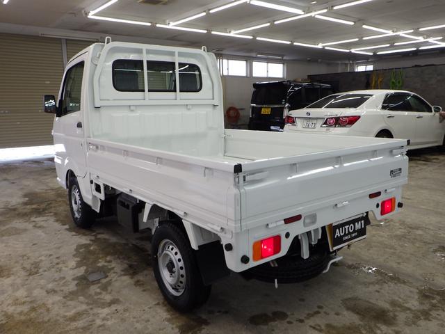 KCエアコン・パワステ 4WD スズキセーフティサポート装着 5MT 運転席&助手席エアバッグ ABS 横滑り防止 アクセサリーソケット スピーカー内臓AM/FMラジオ ライトレベライザー オートライト 届出済未使用車(6枚目)