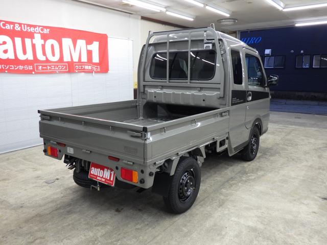 スーパーキャリイ Xリミテッド 4WD 4AT スズキセーフティサポート キーレスエントリー LEDヘッドライト ハロゲンフォグ アイドリングストップ リヤゲートチェーン 荷台作業灯 ブラックFグリル Rソナー 届出済未使用車(8枚目)