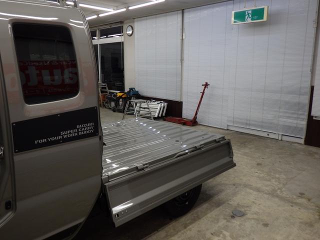 スーパーキャリイ Xリミテッド 4WD 4AT スズキセーフティサポート キーレスエントリー LEDヘッドライト ハロゲンフォグ アイドリングストップ リヤゲートチェーン 荷台作業灯 ブラックFグリル Rソナー 届出済未使用車(18枚目)