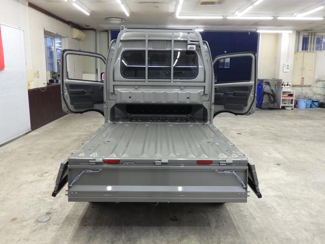 スーパーキャリイ Xリミテッド 4WD 4AT スズキセーフティサポート キーレスエントリー LEDヘッドライト ハロゲンフォグ アイドリングストップ リヤゲートチェーン 荷台作業灯 ブラックFグリル Rソナー 届出済未使用車(19枚目)