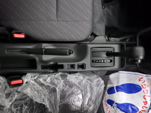 スーパーキャリイ Xリミテッド 4WD 4AT スズキセーフティサポート キーレスエントリー LEDヘッドライト ハロゲンフォグ アイドリングストップ リヤゲートチェーン 荷台作業灯 ブラックFグリル Rソナー 届出済未使用車(30枚目)