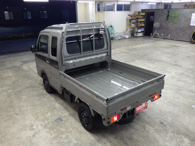 スーパーキャリイ Xリミテッド 4WD 4AT スズキセーフティサポート キーレスエントリー LEDヘッドライト ハロゲンフォグ アイドリングストップ リヤゲートチェーン 荷台作業灯 ブラックFグリル Rソナー 届出済未使用車(43枚目)
