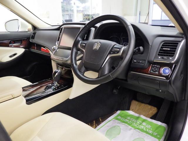 クラウンハイブリッド ロイヤルサルーン Four 4WD 純正ナビフルセグ バックカメラ ビルトインETC オートクルーズ F左右パワーシート&シートヒーター ステアリングヒーター LEDヘッドライト LEDフォグ 寒冷地仕様 ワンオーナー 禁煙車(10枚目)