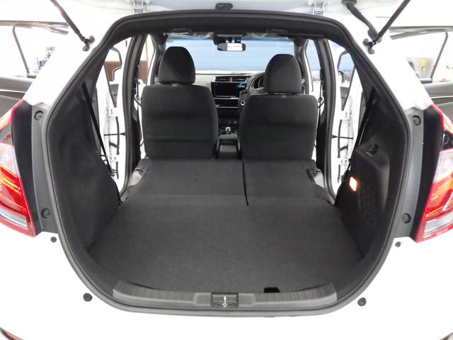 フィットハイブリッド Ｓ　ホンダセンシング　４ＷＤ　純正８インチインターナビフルセグ　バックカメラ　ビルトインＥＴＣ　レーダークルーズ　パドルシフト　純正マットバイザー　純正前後ドラレコ　ＬＥＤヘッドライト　ＬＥＤフォグ　ワンオーナー　禁煙車（22枚目）