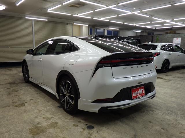 プリウス Ｚ　パノラマルーフ　モデリスタエアロエレガントアイススタイル　１２．３型ディスプレイナビフルセグ　パノラミックビューモニター　ビルトインＥＴＣ２．０　ワイヤレス充電　ＢＳＭ　Ｆマット　寒冷地仕様　禁煙車（9枚目）