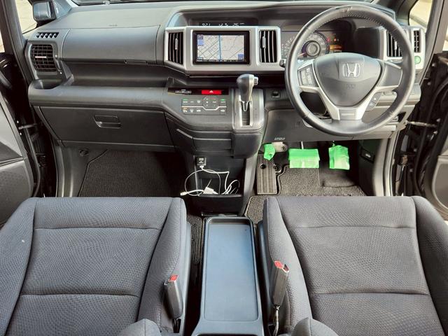 ステップワゴンスパーダ Ｚ　４ＷＤ　ＨＤＭＩ対応ＳＤナビＴＶ　後席モニター　バックカメラ　両側電動ドア　パドルシフト　横滑り防止　ＨＩＤヘッドライト　スマートキー　ステアリングリモコン　ＥＴＣ　アイドリングストップ　純正１６ＡＷ（12枚目）