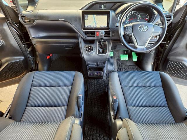 ヴォクシー ZS 煌 4WD Bluetooth対応9インチSDナビTV 後席モニター バックカメラ 両側電動ドア 衝突軽減ブレーキ レーンキープ LEDヘッドライト&オートハイビーム ステアリングリモコン 純正16AW(12枚目)