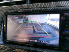 リアにはバックカメラが取り付けられております！シフトレバーをＲに入れるだけで、後方の映像がナビに映し出されます！狭い駐車場や夜間など様々な場面で活躍してくれる機能の一つです！ 6