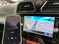 オーディオは純正ＳＤナビが装備！機能はＣＤ／ＤＶＤ再生、地デジＴＶ、Ｂｌｕｅｔｏｏｔｈ対応など多機能なＳＤナビです！スマホと繋いでＹｏｕＴｕｂｅ動画なども見れるミラーリングキットの取付も可能です！ 2