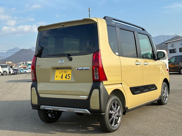 タント ファンクロス 4WD 登録済未使用車(3枚目)