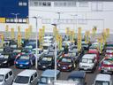 中古車展示場1・アルトやラパン等背の低い車両から前に並べております。
