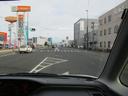 仙台駅方面から車で来られる場合は、手前の信号で右折していただき裏口よりご入場いただく事をお勧めいたします。画像に写っておりませんが右手にはまるまつ様・左手にはトヨタカローラ様です。