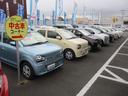 中古車展示場1・アルトやラパン等背の低い車両から前に並べております。