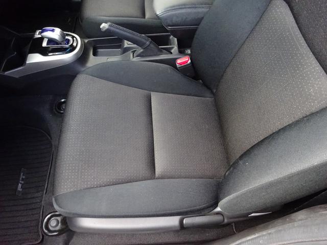フィットハイブリッド Ｆパッケージ　コンフォートエディション　ナビＴＶ　バックカメラ　スマートキー　プッシュスタート　フロアオートマ　アイドリングストップ　横滑り防止システム　シートヒーター（8枚目）