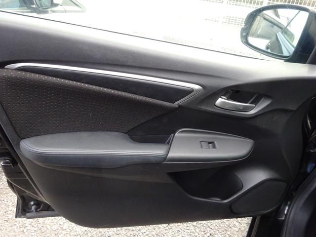 フィットハイブリッド Ｆパッケージ　コンフォートエディション　ナビＴＶ　バックカメラ　スマートキー　プッシュスタート　フロアオートマ　アイドリングストップ　横滑り防止システム　シートヒーター（10枚目）