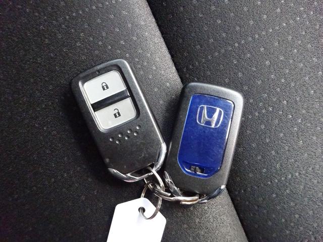 フィットハイブリッド Ｆパッケージ　コンフォートエディション　ナビＴＶ　バックカメラ　スマートキー　プッシュスタート　フロアオートマ　アイドリングストップ　横滑り防止システム　シートヒーター（30枚目）