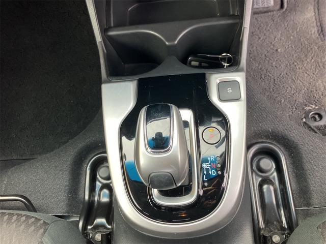 必ず使用するシフトレバー。確りと確認したいですね。