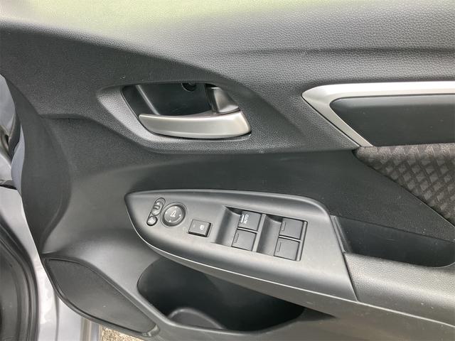 パワーウィンドウのスイッチですよ。運転席に居ながら窓を開け閉めのコントロールできますよ。