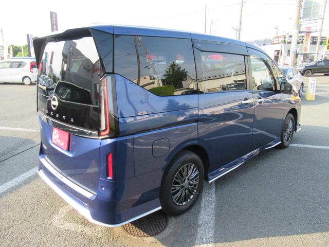 セレナ オーテック　４ＷＤ　ワンオーナー　８人乗り　プロパイロット　シートヒーター　置くだけ充電　純正ナビ　フルセグ　Ｂｌｕｅｔｏｏｔｈ　ＥＴＣ　バックカメラ　アラウンドビューモニター　ＬＥＤヘッドライト、フォグランプ（8枚目）