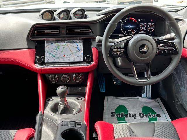 フェアレディＺ バージョンＳＴ　登録済み未使用車　メーカー９型ナビ　バックモニター　アップルカープレイ　ハーフレザーシート　ＢＯＳＥサウンド　１２．３型液晶メーター　ＬＥＤヘッドライト　ＲＡＹＳ製純正１９インチＡＷ（2枚目）