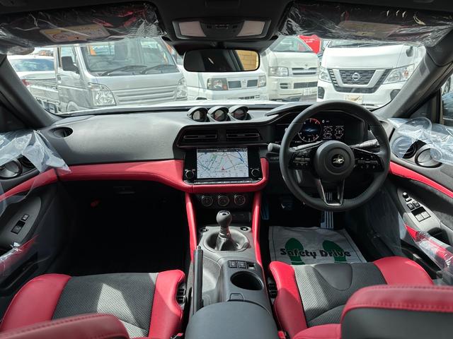 フェアレディＺ バージョンＳＴ　登録済み未使用車　メーカー９型ナビ　バックモニター　アップルカープレイ　ハーフレザーシート　ＢＯＳＥサウンド　１２．３型液晶メーター　ＬＥＤヘッドライト　ＲＡＹＳ製純正１９インチＡＷ（3枚目）