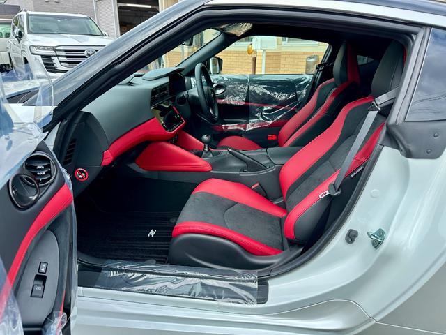 フェアレディＺ バージョンＳＴ　登録済み未使用車　メーカー９型ナビ　バックモニター　アップルカープレイ　ハーフレザーシート　ＢＯＳＥサウンド　１２．３型液晶メーター　ＬＥＤヘッドライト　ＲＡＹＳ製純正１９インチＡＷ（4枚目）