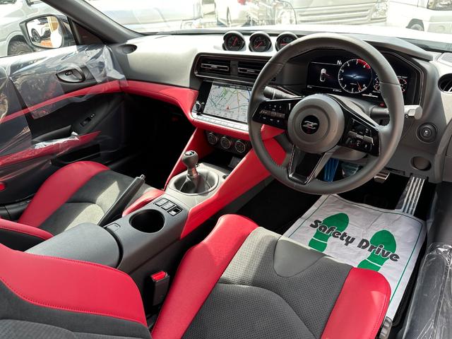 フェアレディＺ バージョンＳＴ　登録済み未使用車　メーカー９型ナビ　バックモニター　アップルカープレイ　ハーフレザーシート　ＢＯＳＥサウンド　１２．３型液晶メーター　ＬＥＤヘッドライト　ＲＡＹＳ製純正１９インチＡＷ（5枚目）