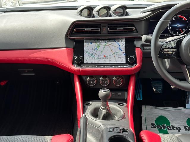 フェアレディＺ バージョンＳＴ　登録済み未使用車　メーカー９型ナビ　バックモニター　アップルカープレイ　ハーフレザーシート　ＢＯＳＥサウンド　１２．３型液晶メーター　ＬＥＤヘッドライト　ＲＡＹＳ製純正１９インチＡＷ（6枚目）