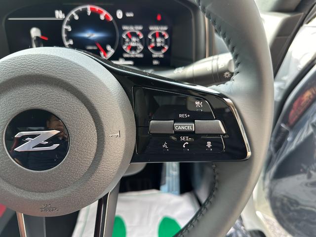 フェアレディＺ バージョンＳＴ　登録済み未使用車　メーカー９型ナビ　バックモニター　アップルカープレイ　ハーフレザーシート　ＢＯＳＥサウンド　１２．３型液晶メーター　ＬＥＤヘッドライト　ＲＡＹＳ製純正１９インチＡＷ（17枚目）
