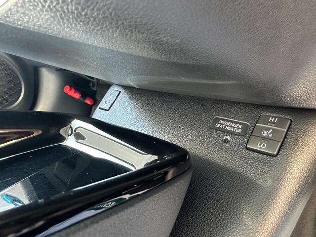 プリウスＰＨＶ Ａ　純正ナビ　ＢＴ　カメラ　セーフティセンス　ＢＳＭ　レーダークルーズ　シートヒーターステアリングヒーター　ＬＥＤライト　純正１７ＡＷ　ＥＴＣ２０　ドラレコ　クリアランスソナー　Ｐアシスト　記録簿　禁煙車（8枚目）