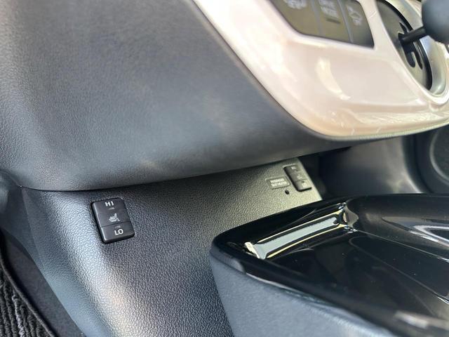 プリウスＰＨＶ Ａ　純正ナビ　ＢＴ　カメラ　セーフティセンス　ＢＳＭ　レーダークルーズ　シートヒーターステアリングヒーター　ＬＥＤライト　純正１７ＡＷ　ＥＴＣ２０　ドラレコ　クリアランスソナー　Ｐアシスト　記録簿　禁煙車（9枚目）