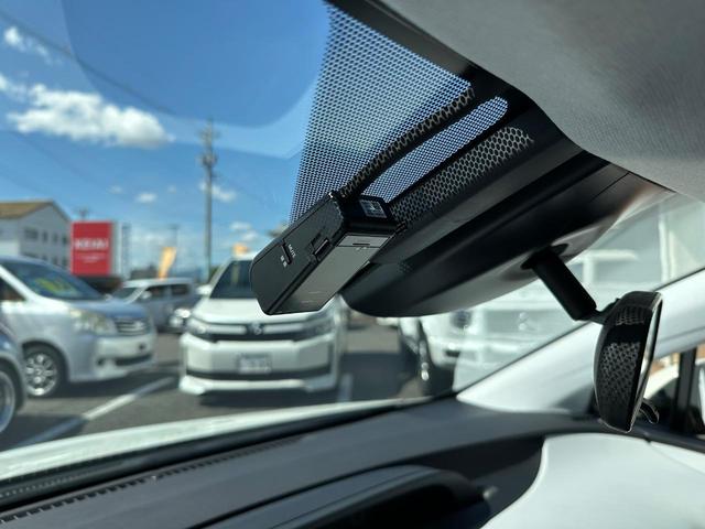 プリウスＰＨＶ Ａ　純正ナビ　ＢＴ　カメラ　セーフティセンス　ＢＳＭ　レーダークルーズ　シートヒーターステアリングヒーター　ＬＥＤライト　純正１７ＡＷ　ＥＴＣ２０　ドラレコ　クリアランスソナー　Ｐアシスト　記録簿　禁煙車（11枚目）