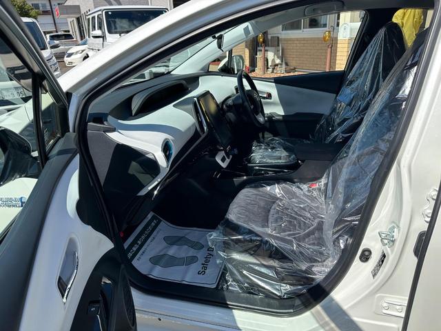 プリウスＰＨＶ Ａ　純正ナビ　ＢＴ　カメラ　セーフティセンス　ＢＳＭ　レーダークルーズ　シートヒーターステアリングヒーター　ＬＥＤライト　純正１７ＡＷ　ＥＴＣ２０　ドラレコ　クリアランスソナー　Ｐアシスト　記録簿　禁煙車（12枚目）