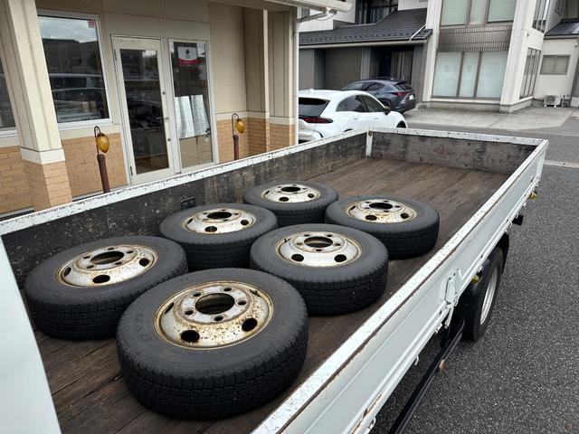 エルフトラック ロングフルフラットロー　ワンオーナー　４ＷＤ　５速マニアル　ターボ　標準ロングボディ　長さ４３４・幅１７９・アピトン張り　ＥＴＣ　運転席エアバッグ　ＡＢＳ　フォグ　切替え４ＷＤ　電動格納ミラー　荷台作業灯　精工ラック　記録簿（28枚目）