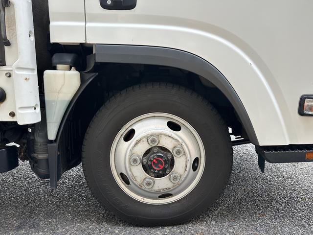 エルフトラック ロングフルフラットロー　ワンオーナー　４ＷＤ　５速マニアル　ターボ　標準ロングボディ　長さ４３４・幅１７９・アピトン張り　ＥＴＣ　運転席エアバッグ　ＡＢＳ　フォグ　切替え４ＷＤ　電動格納ミラー　荷台作業灯　精工ラック　記録簿（32枚目）