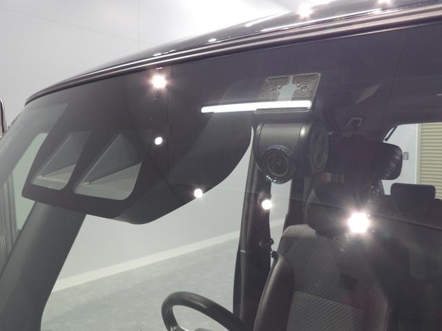 �i���Q���j�u�X�}�A�V�h�h�h�v�̊�ՂƂȂ�̂��A���̃t�����g�E�C���h�E�㕔�̃X�e���I�J�����ƁA�ԑ̂ɔ�������\�i�[�Z���T�[�B�������g���Đ�s�Ԃ���s�ҁA��Q���Ȃǂ����m���A�댯������x�����Ă���܂��I