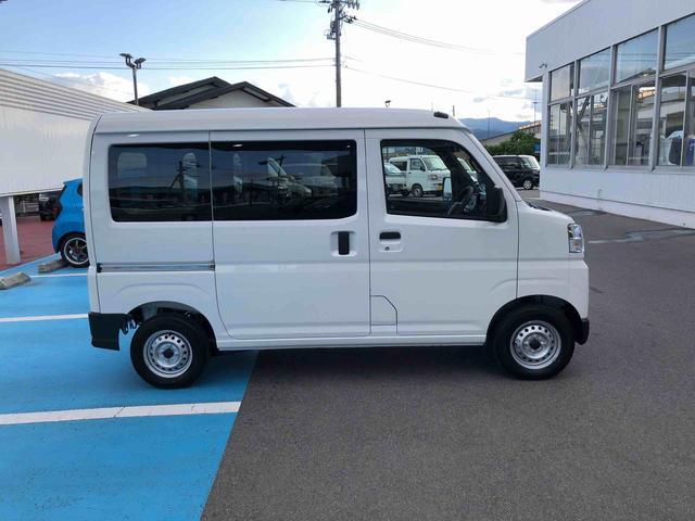 ハイゼットカーゴ ＤＸ　４ＷＤ　走行距離５７９ｋｍ・ＡＭ／ＦＭラジオ　４ＷＤ　スマートアシスト　ＡＭ／ＦＭラジオ　コーナーセンサー　スチールホイール　マニュアルエアコン　キーレスエントリー　アイドリングストップ　キーレスエントリー（4枚目）