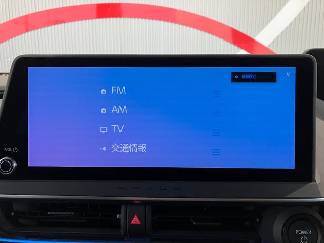 プリウス Ｚ　４ＷＤ　クリアランスソナー　レーンアシスト　オートクルーズコントロール　パークアシスト　衝突被害軽減システム　全周囲カメラ　ナビ　ＴＶ　アルミホイール　オートマチックハイビーム　オートライト（5枚目）
