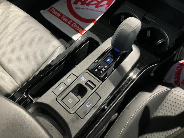 プリウス Ｚ　４ＷＤ　クリアランスソナー　レーンアシスト　オートクルーズコントロール　パークアシスト　衝突被害軽減システム　全周囲カメラ　ナビ　ＴＶ　アルミホイール　オートマチックハイビーム　オートライト（8枚目）
